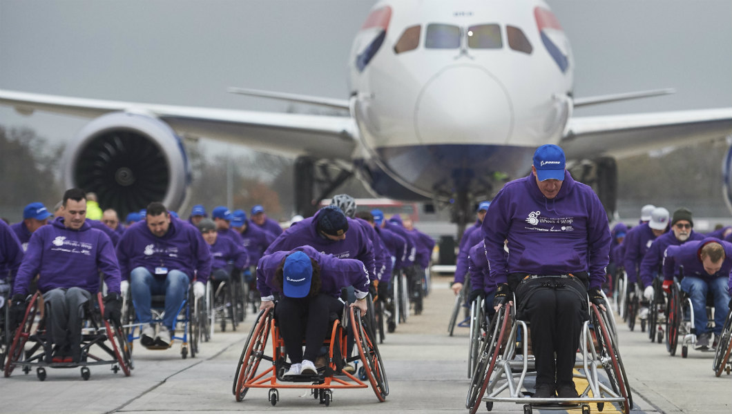 推动残疾人飞行，轮椅队在希思罗机场拖动飞机