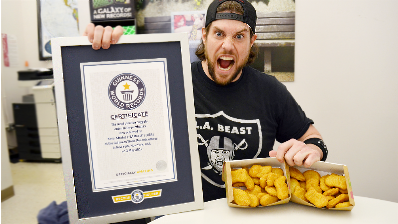 YouTube明星L.A. Beast吃出两项速食世界纪录