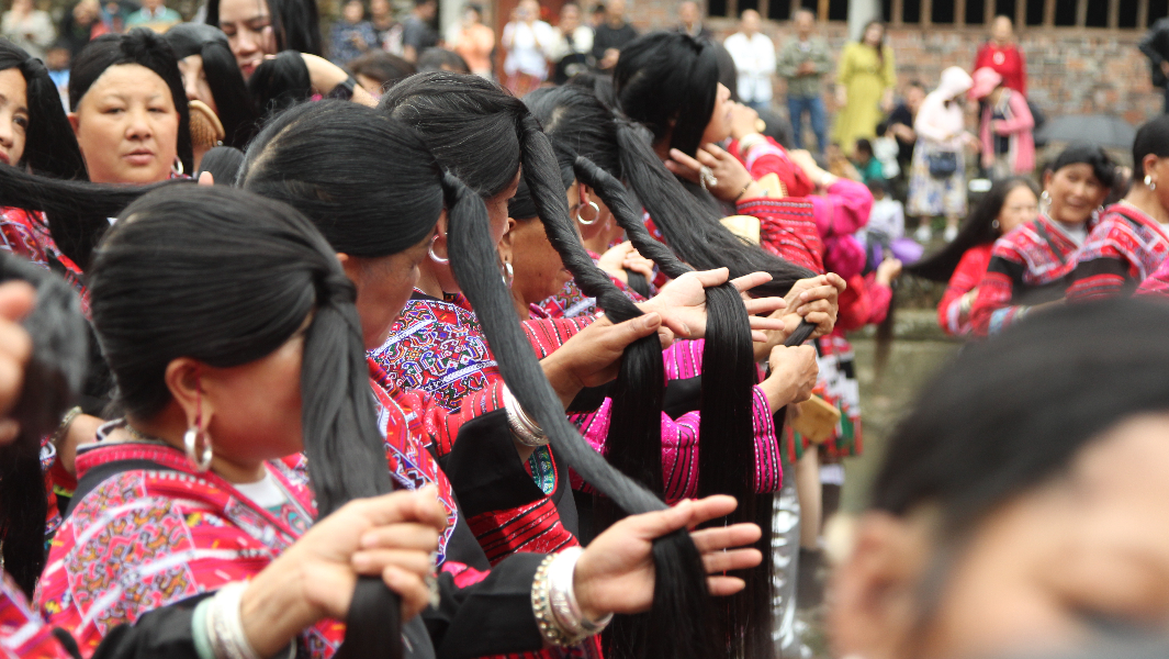 256名红瑶女创造世界最长梳发链吉尼斯纪录