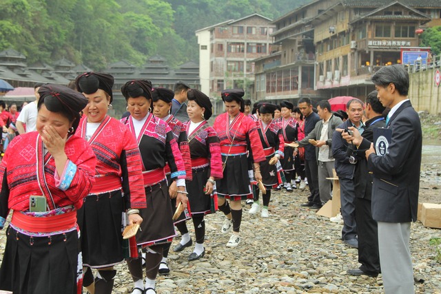 256名红瑶女创造世界最长梳发链吉尼斯纪录 第1张