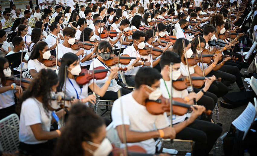 people playing the violin simultaneously