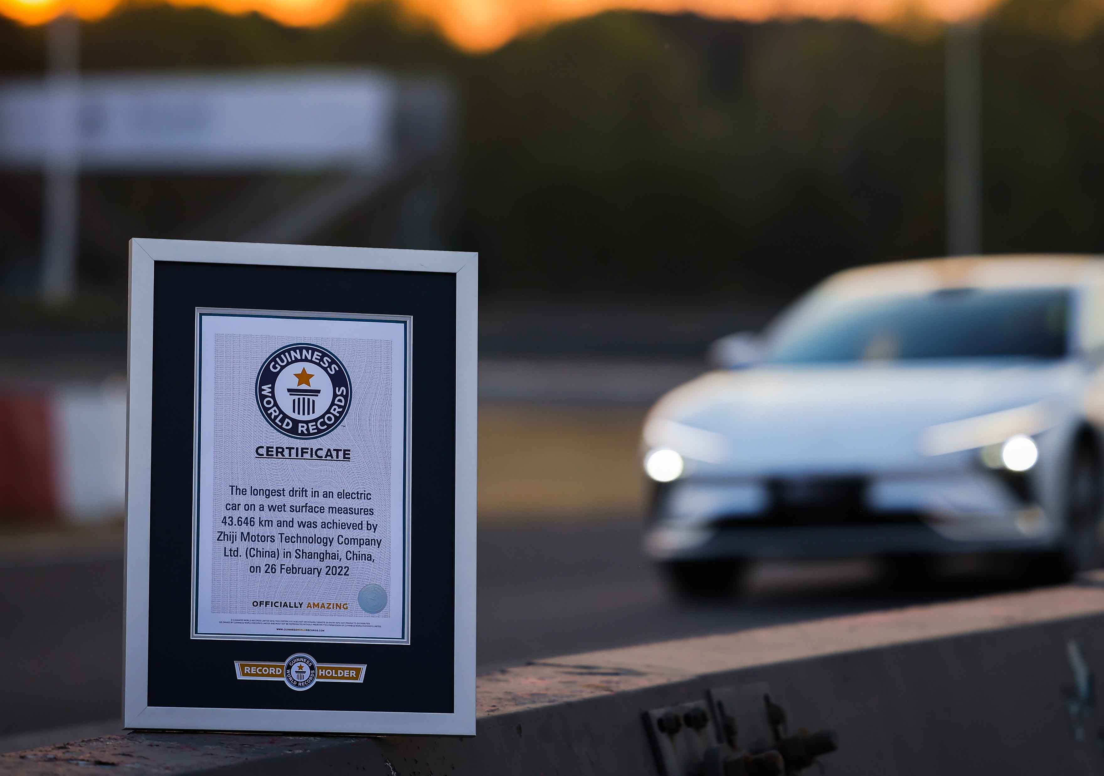  Adjudicator holding certificate with record breaker