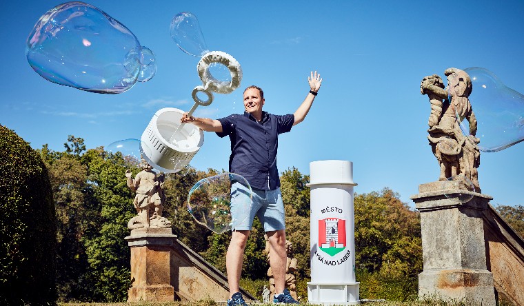 man with largest bubble bottle