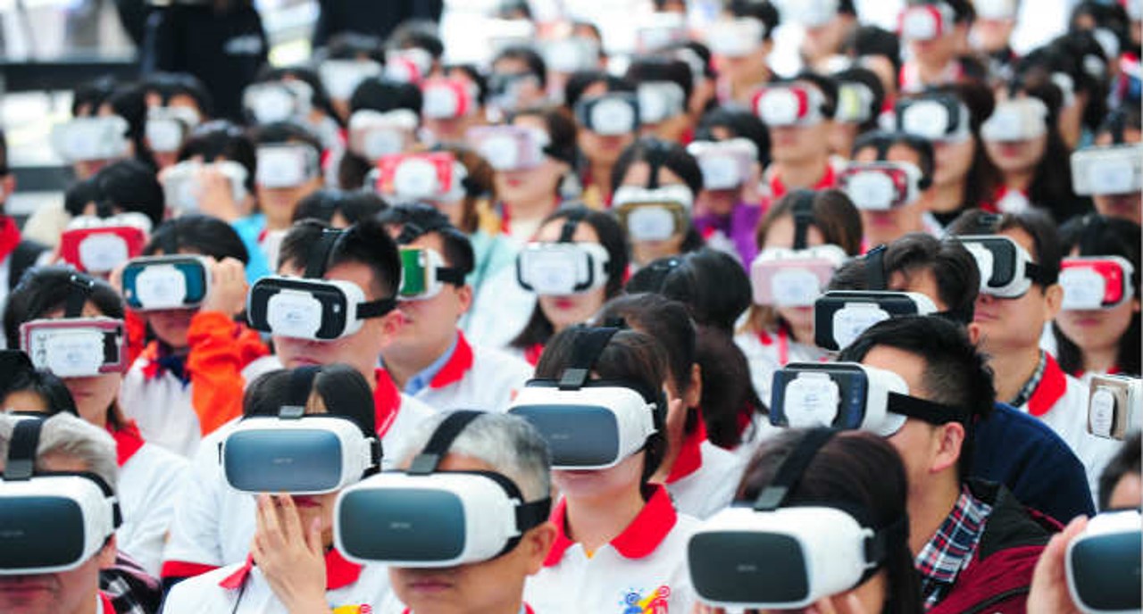 Xian Janssen|Most people using a virtual reality display (multiple venues)