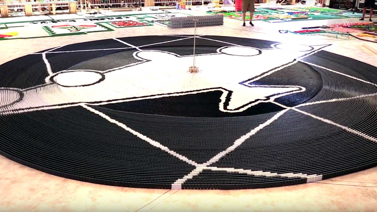 most-dominoes-toppled-in-a-circle-field-466178