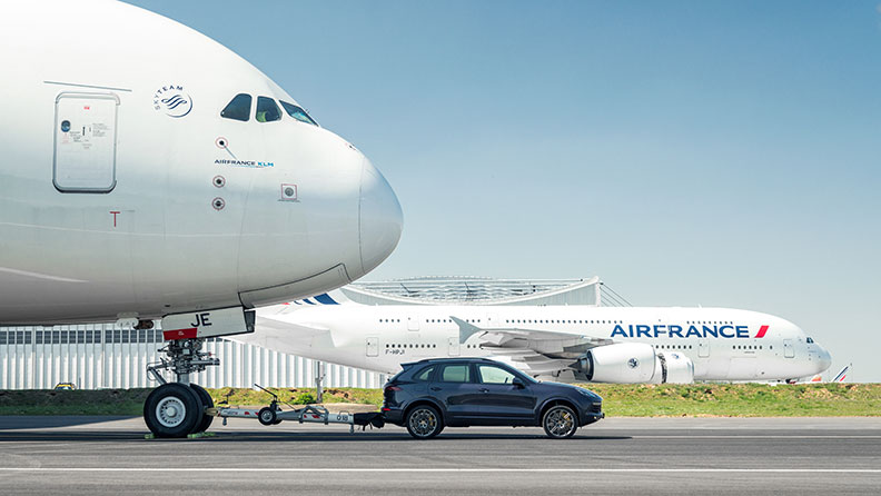 thumbnail Porsche Cayenne tows Air France Airbus A380 to break world record