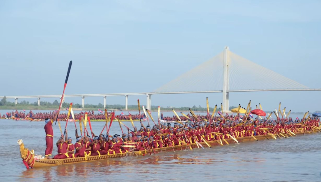 rowers-of-longest-dragon-boat-with-their-oars-in-the-air
