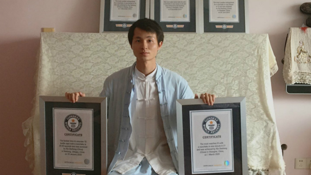 Xie Desheng with 5 GWR certificates
