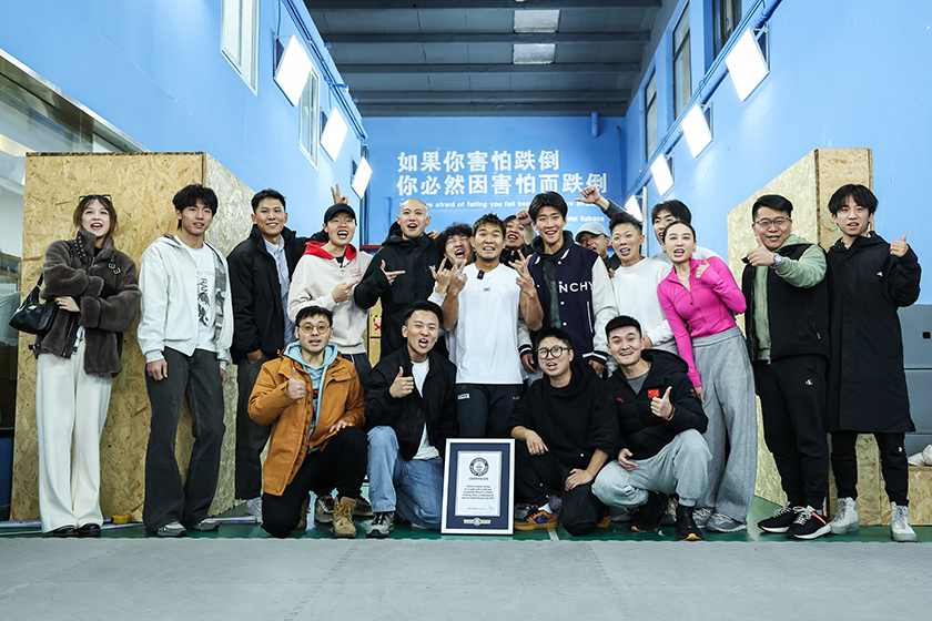 张艺杰：跑酷达人飞檐走壁，二刷吉尼斯世界纪录