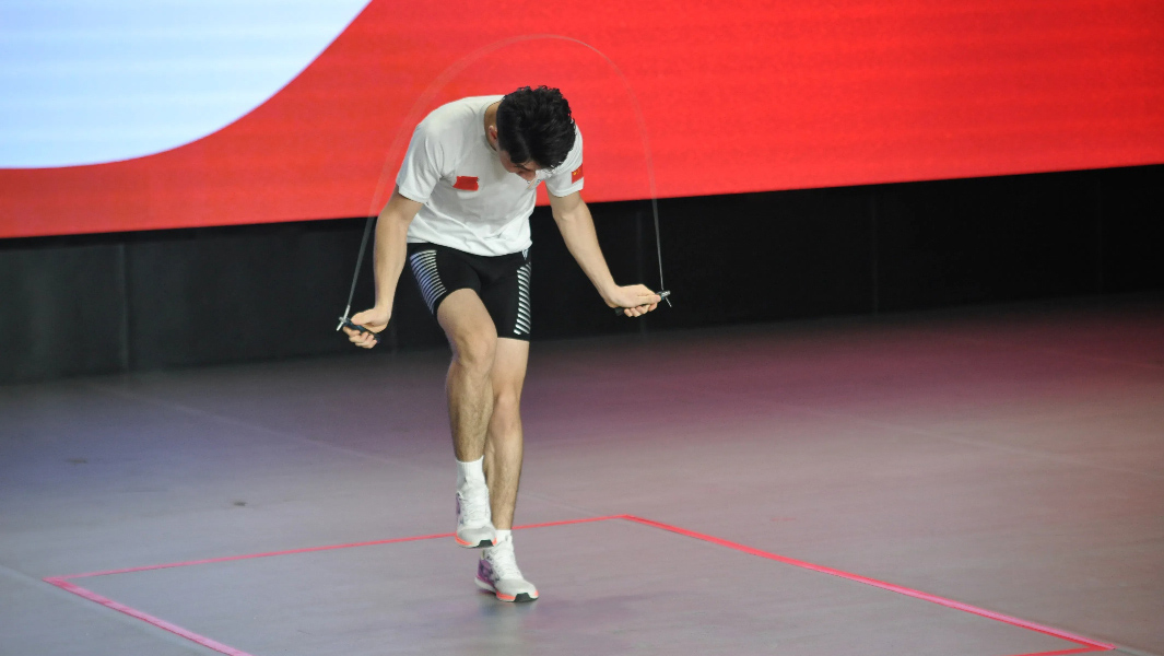 新疆小伙阿拉帕提·依买尔刷新1分钟跳绳次数最多吉尼斯纪录