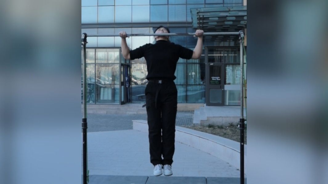 谢婷刷新一分钟做最多的引体向上吉尼斯纪录