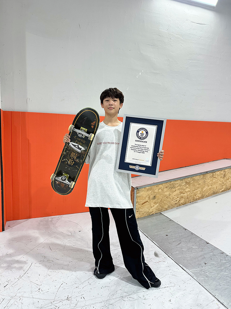 双脚带板跳上最多的叠放的滑板