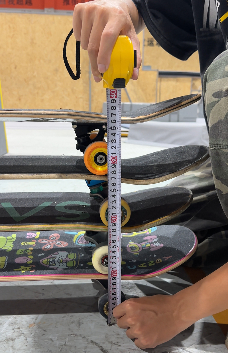 双脚带板跳上最多的叠放的滑板