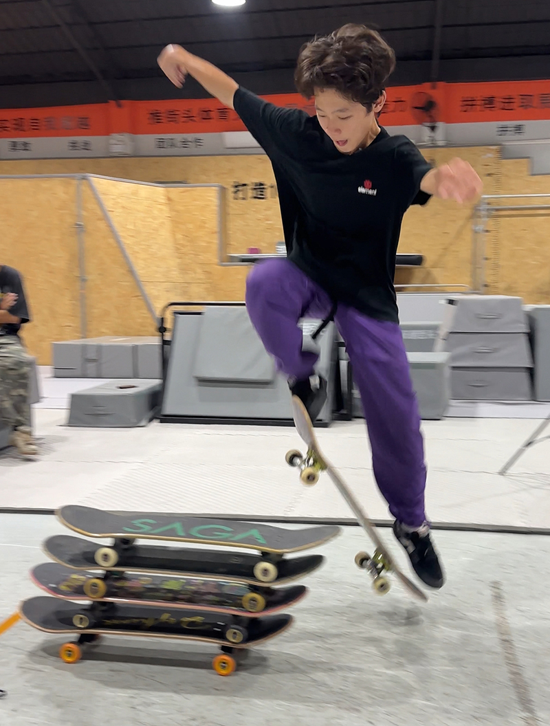 双脚带板跳上最多的叠放的滑板