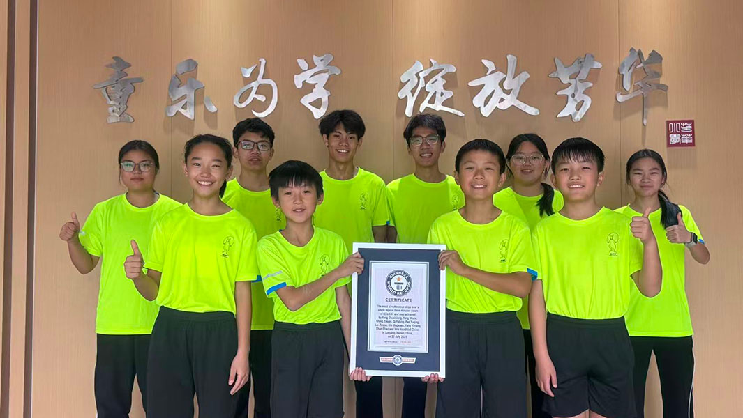 3分钟内8人一组跳同一根绳次数最多