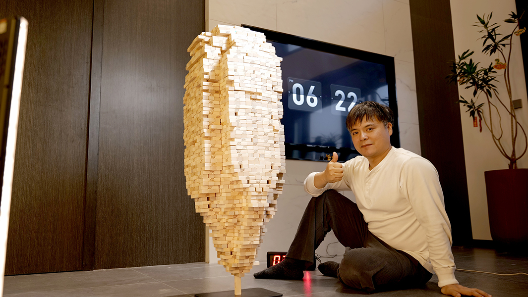 有着“纸牌建筑师”雅号的田瑞连续刷新四项有关堆叠的吉尼斯世界纪录