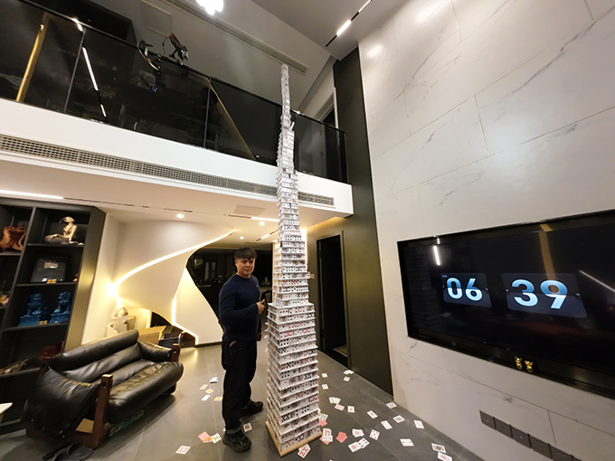 有着“纸牌建筑师”雅号的田瑞连续刷新四项有关堆叠的吉尼斯世界纪录