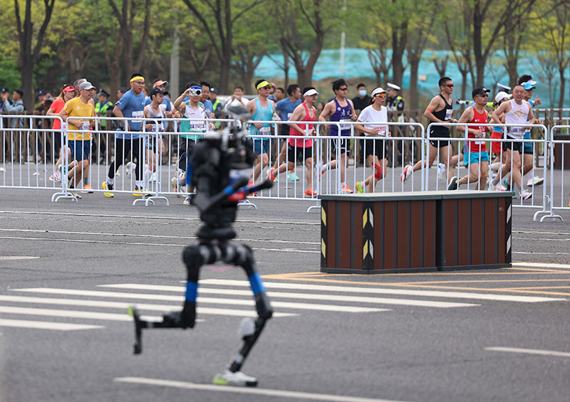 最多自主人形机器人参与的半程马拉松