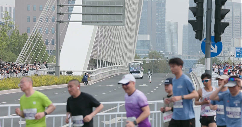 最多自主人形机器人参与的半程马拉松