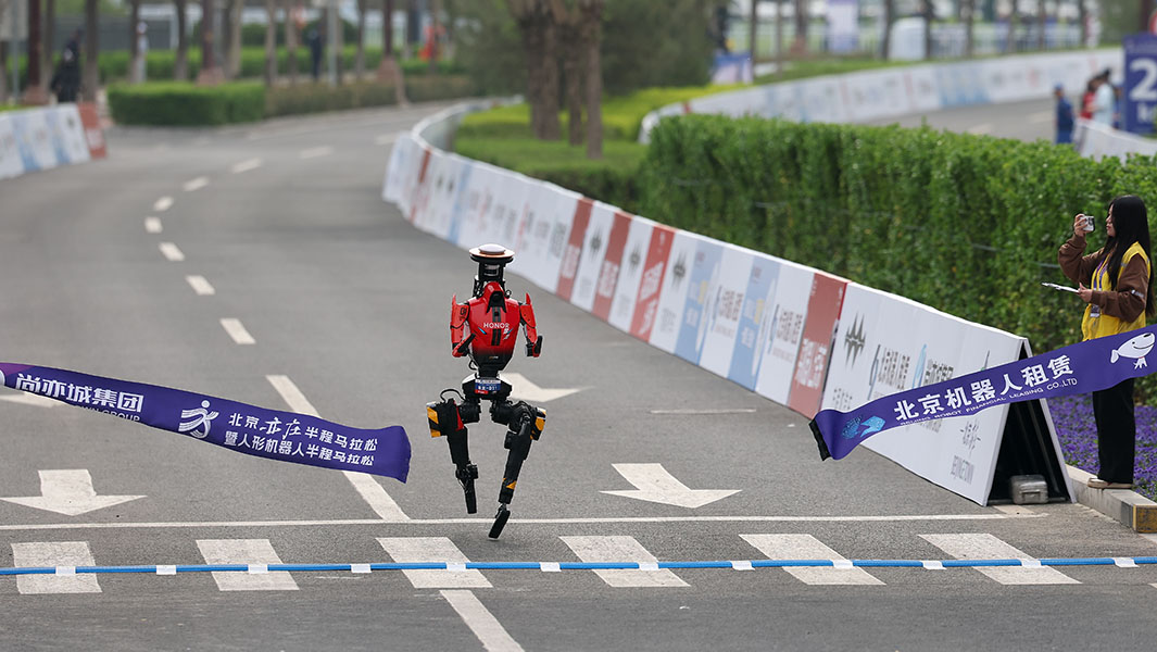 最多自主人形机器人参与的半程马拉松