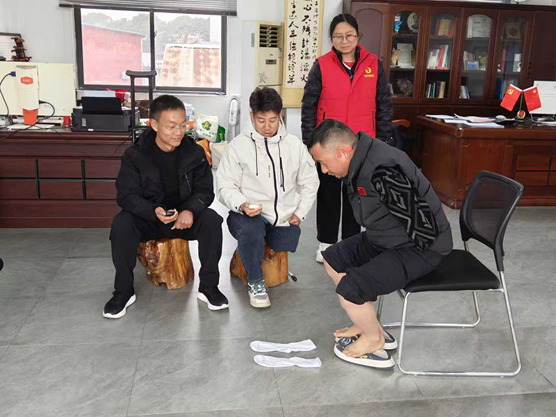 最快时间用脚穿脱一双袜子