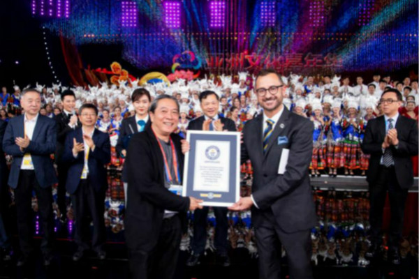 man and adjudicator holding gwr certificate at asian culture carnival