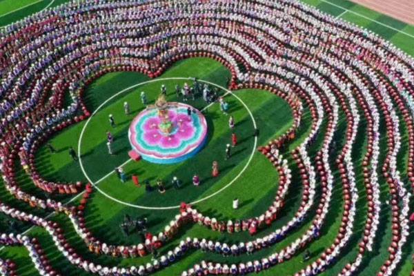 hundreds of people linking arms