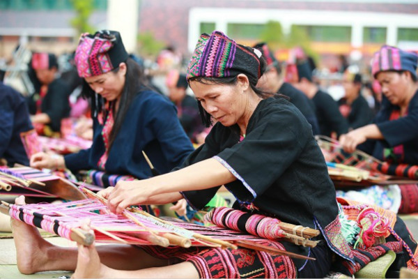most people weaving cloth simultaneously