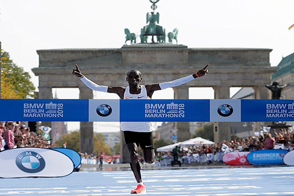 eluid crossing finishing line in berlin marathon 2018