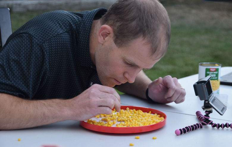 Most sweetcorn kernels eaten using a cocktail stick in one minute | 吉尼斯世界纪录