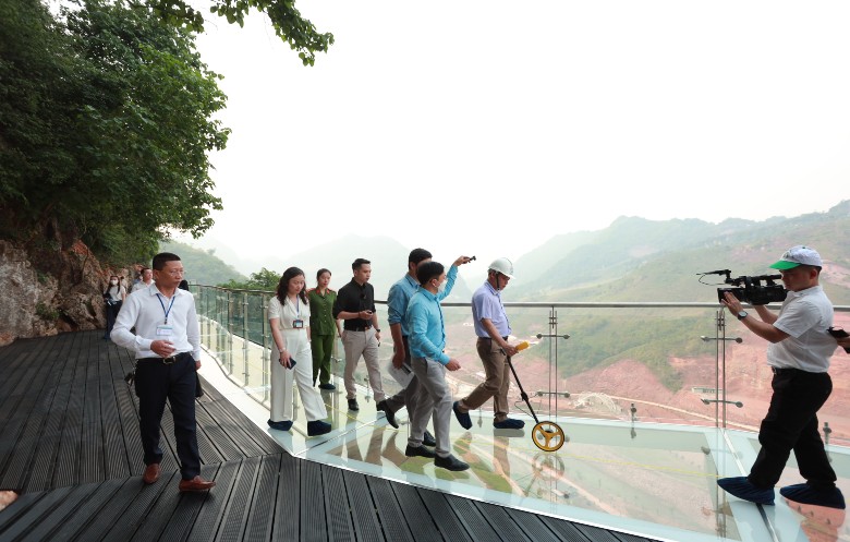 Longest glass-bottomed cliff side path | 吉尼斯世界纪录