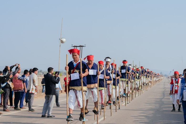 Long Line Move Longest moving line of people walking on stilts | 吉尼斯世界纪录